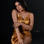 Sakshi Agarwal Instagram – ✨Sassy✨
Debuting my “short hair”😜
.
Pic: @picartisan
Hmua: @murugeshmakeup_hair @farhaa_makeupartist 
Styling : @samikshx 
.
#goldengirl #goldgown #sassygirl #sakshiagarwal Chennai, India