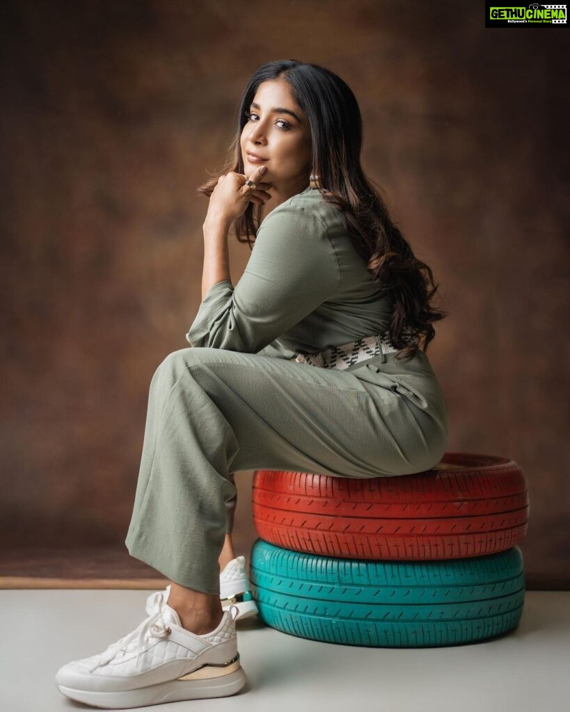 Sakshi Agarwal Instagram - Make it Simple, but Significant✨ . Concept & Styling: @beingstyl Photography : @theportraitstudio_tps Makeup: @makeupreva Hairstyle: @_ramya_makeoverartistry_ . #streetstyle #jumpsuit #basic #happyskin #happymoment Chennai, India