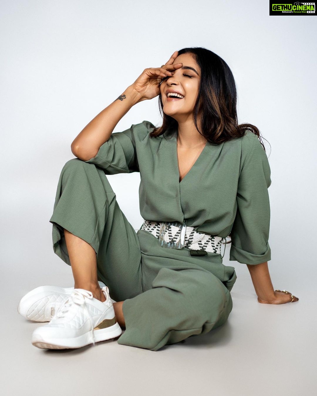 Sakshi Agarwal Instagram - Make it Simple, but Significant✨ . Concept & Styling: @beingstyl Photography : @theportraitstudio_tps Makeup: @makeupreva Hairstyle: @_ramya_makeoverartistry_ . #streetstyle #jumpsuit #basic #happyskin #happymoment Chennai, India