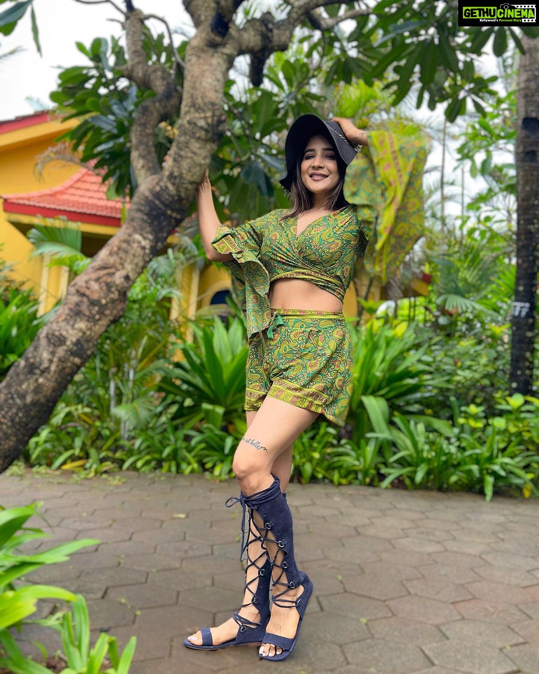 Sakshi Agarwal Instagram - Find meππ . #camouflage #goadiaries #goatourism #greenery #greencoordset #instalifestyle #texasstyle #sakshiagarwal #kollywood #goafun #greenery #vibes #holidaystyle #destinationholiday Taj Holiday Village Resort & Spa Goa
