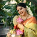 Sakshi Agarwal Instagram - 💕Bloom💕 . @sathish_photography49 @murugeshmakeup_hair @shri_she @chennai_jazz . #flowers🌸 #traditionalwear #saree #sakshiagarwal #mallipoo Chennai, India