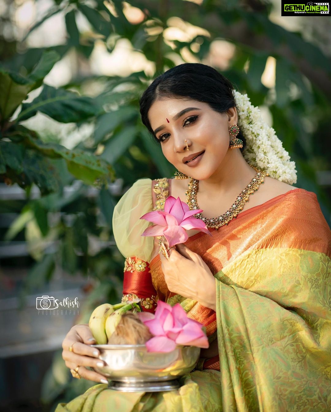 Sakshi Agarwal Instagram - 💕Bloom💕 . @sathish_photography49 @murugeshmakeup_hair @shri_she @chennai_jazz . #flowers🌸 #traditionalwear #saree #sakshiagarwal #mallipoo Chennai, India
