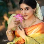 Sakshi Agarwal Instagram - 💕Bloom💕 . @sathish_photography49 @murugeshmakeup_hair @shri_she @chennai_jazz . #flowers🌸 #traditionalwear #saree #sakshiagarwal #mallipoo Chennai, India