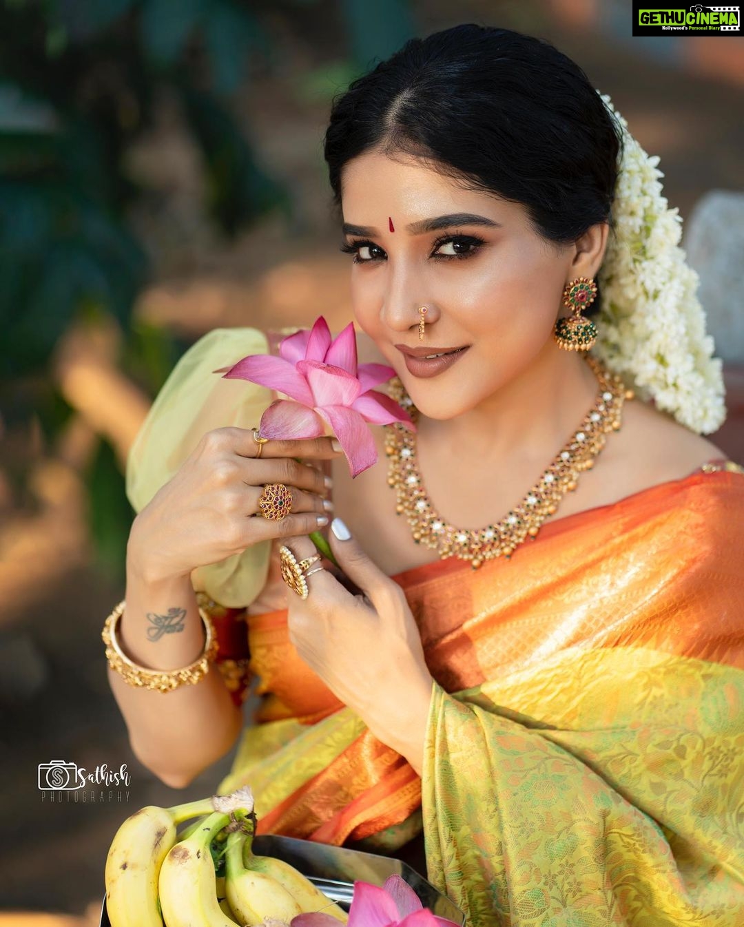 Sakshi Agarwal Instagram - 💕Bloom💕 . @sathish_photography49 @murugeshmakeup_hair @shri_she @chennai_jazz . #flowers🌸 #traditionalwear #saree #sakshiagarwal #mallipoo Chennai, India