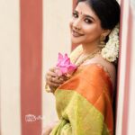 Sakshi Agarwal Instagram - 💕Bloom💕 . @sathish_photography49 @murugeshmakeup_hair @shri_she @chennai_jazz . #flowers🌸 #traditionalwear #saree #sakshiagarwal #mallipoo Chennai, India