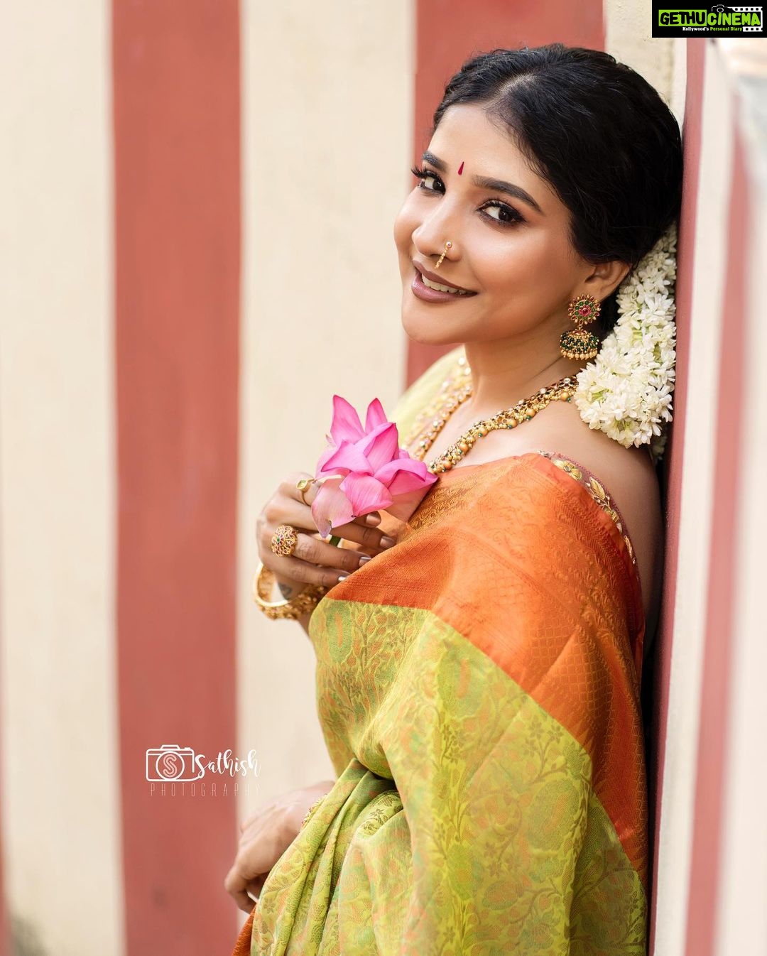 Sakshi Agarwal Instagram - 💕Bloom💕 . @sathish_photography49 @murugeshmakeup_hair @shri_she @chennai_jazz . #flowers🌸 #traditionalwear #saree #sakshiagarwal #mallipoo Chennai, India