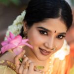 Sakshi Agarwal Instagram - 💕Bloom💕 . @sathish_photography49 @murugeshmakeup_hair @shri_she @chennai_jazz . #flowers🌸 #traditionalwear #saree #sakshiagarwal #mallipoo Chennai, India