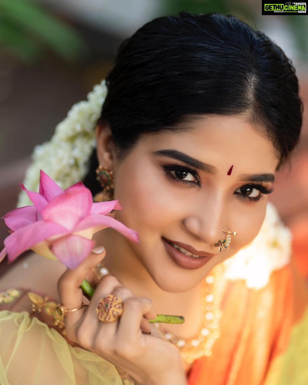 Sakshi Agarwal Instagram - 💕Bloom💕 . @sathish_photography49 @murugeshmakeup_hair @shri_she @chennai_jazz . #flowers🌸 #traditionalwear #saree #sakshiagarwal #mallipoo Chennai, India