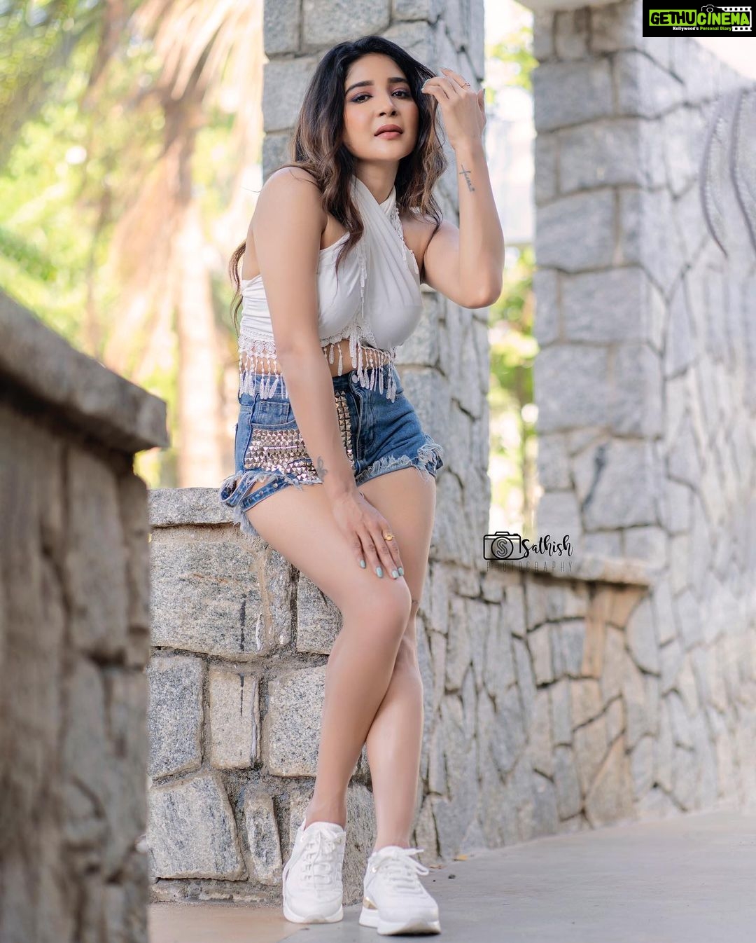 Sakshi Agarwal Instagram - Faith💕 . @sathish_photography49 @murugeshmakeup_hair @farhaa_makeupartist @alohabeachresort_ecr . #summervibes #beachvibes #beachwear #shorts Chennai, India