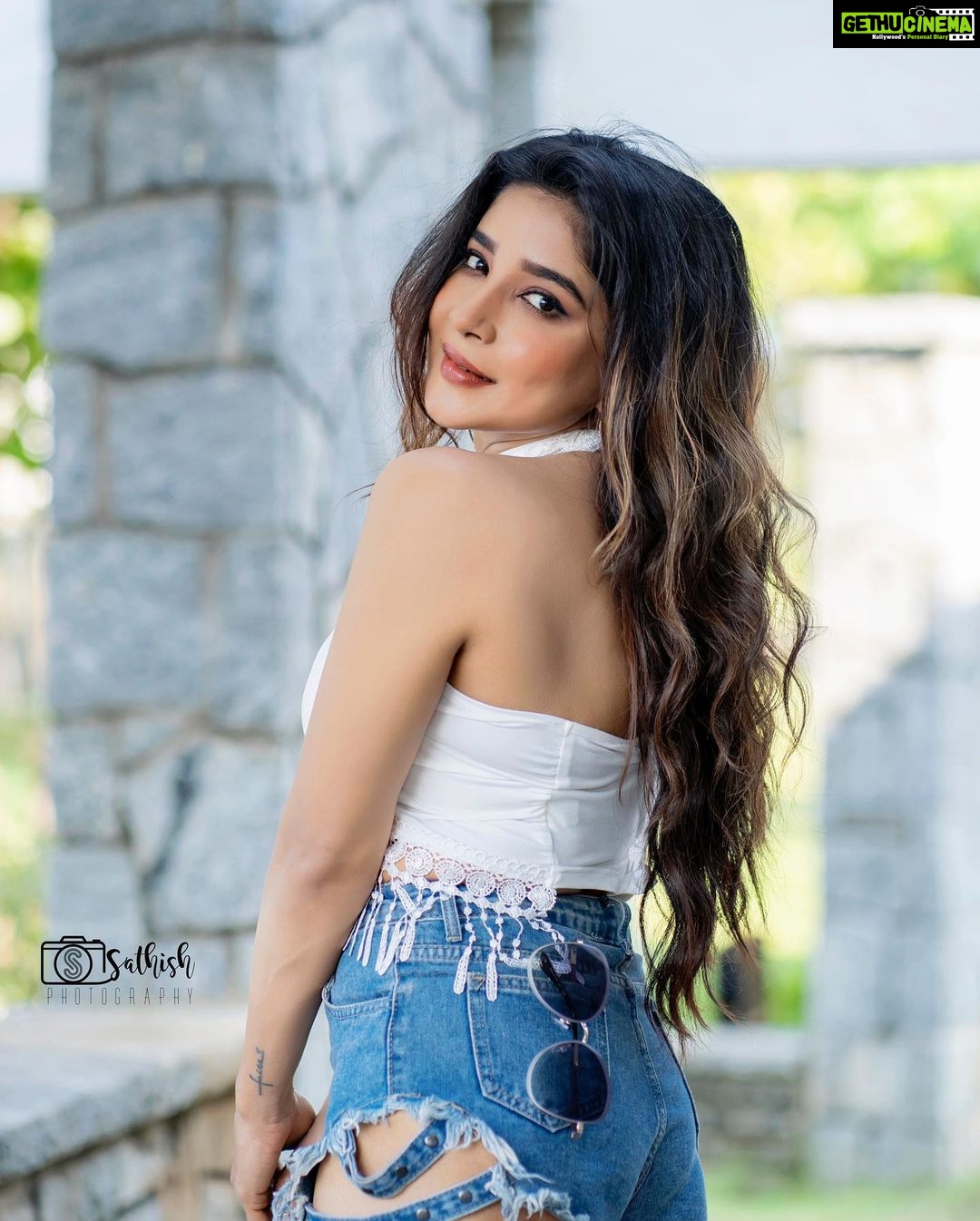 Sakshi Agarwal Instagram - Faith💕 . @sathish_photography49 @murugeshmakeup_hair @farhaa_makeupartist @alohabeachresort_ecr . #summervibes #beachvibes #beachwear #shorts Chennai, India
