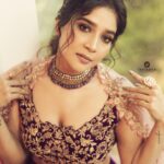 Sakshi Agarwal Instagram – Beauty is not only skin deep💕
.
@savinidii_official @murugeshmakeup_hair @farhaa_makeupartist @crackjackphotography 
.
#lehengalooks #legengalove #sakshiagarwal #beautyshot Chennai, India