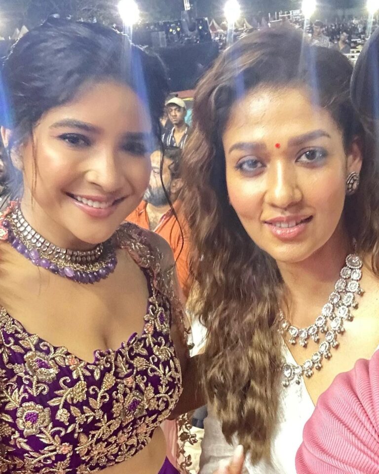 Sakshi Agarwal Instagram - What a pleasure night …meeting the magnanimous Actress #Nayanthara💕💕💕 . Such an angel - No words to describe her beauty- IN & OUT… 😍 @therowdypictures . Thank you @behindwoodsofficial ❤️ . Thank you team @savinidii_official @murugeshmakeup_hair @farhaa_makeupartist . #awardnight #behindwoods #nayanthara #ladysuperstar EVP Film City