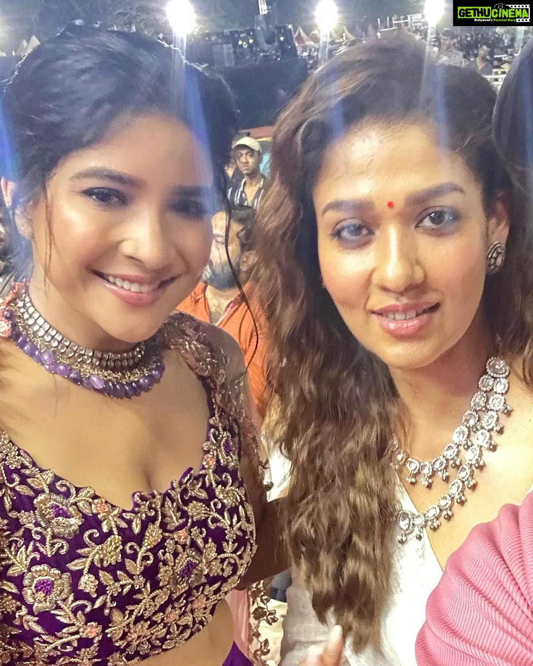 Sakshi Agarwal Instagram - What a pleasure night …meeting the magnanimous Actress #Nayanthara💕💕💕 . Such an angel - No words to describe her beauty- IN & OUT… 😍 @therowdypictures . Thank you @behindwoodsofficial ❤️ . Thank you team @savinidii_official @murugeshmakeup_hair @farhaa_makeupartist . #awardnight #behindwoods #nayanthara #ladysuperstar EVP Film City