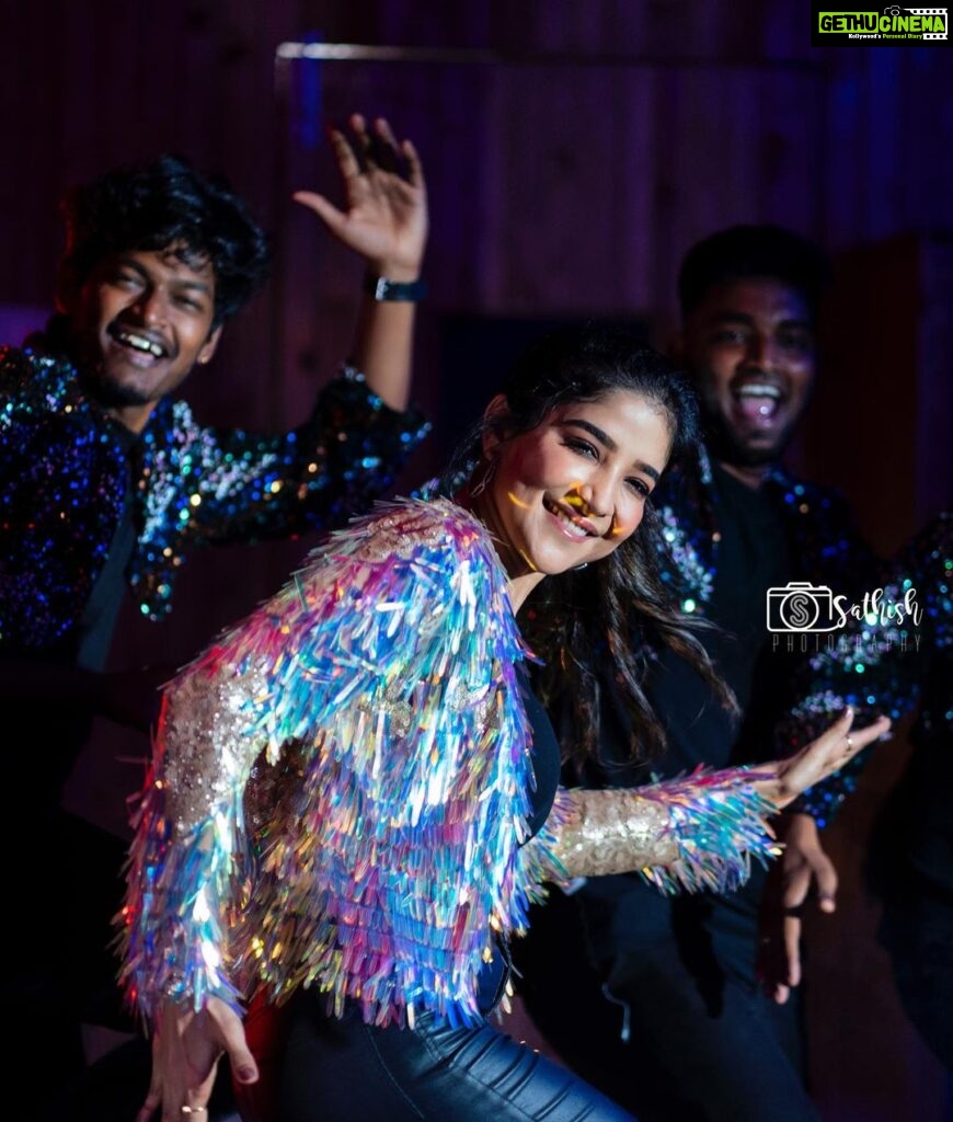 Sakshi Agarwal Instagram - Had a blast grooving to our #pattukottai #pattukottaiamalu remix song✨ . Thank you team #pattukottaiammalu @ganesan_s_official @murugeshmakeup_hair @surendran_joe @mah1sh @sathish_photography49 @Prashanth_karan @Thinkmusicofficial . Special shoutout to @directoradhik sir . #dancemoves #vibin #funshoot #bagheera Chennai, India