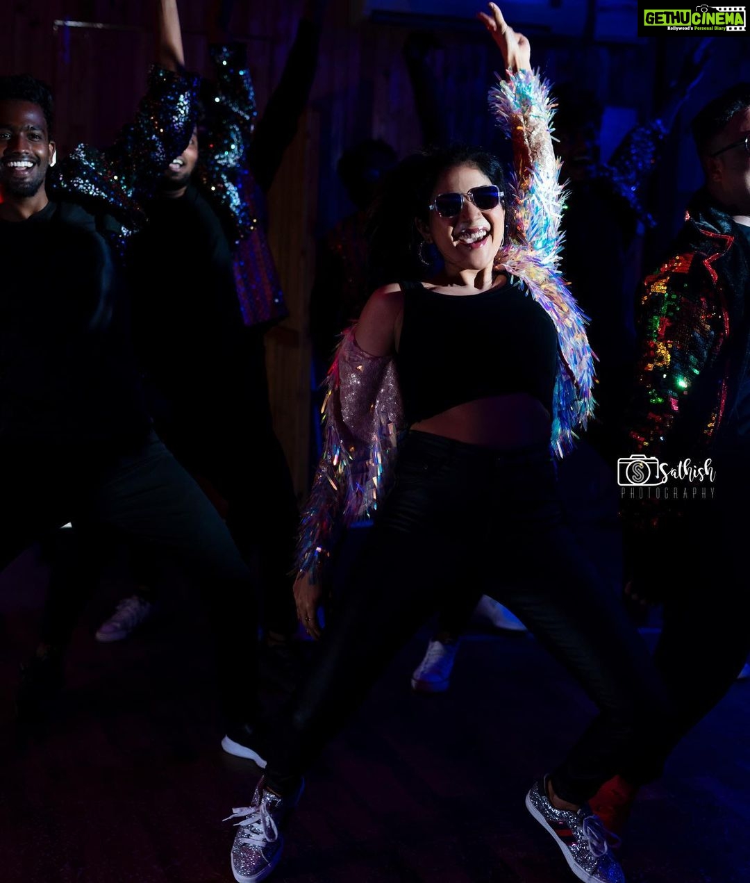 Sakshi Agarwal Instagram - Had a blast grooving to our #pattukottai #pattukottaiamalu remix song✨ . Thank you team #pattukottaiammalu @ganesan_s_official @murugeshmakeup_hair @surendran_joe @mah1sh @sathish_photography49 @Prashanth_karan @Thinkmusicofficial . Special shoutout to @directoradhik sir . #dancemoves #vibin #funshoot #bagheera Chennai, India