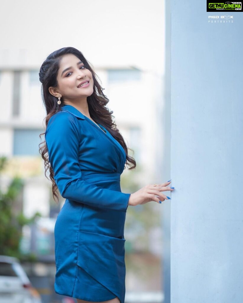 Sakshi Agarwal Instagram - 🦋 . @murugeshmakeup_hair @labelmehul @redboxphotography . #bluedress #lifestyle #fashion Chennai, India