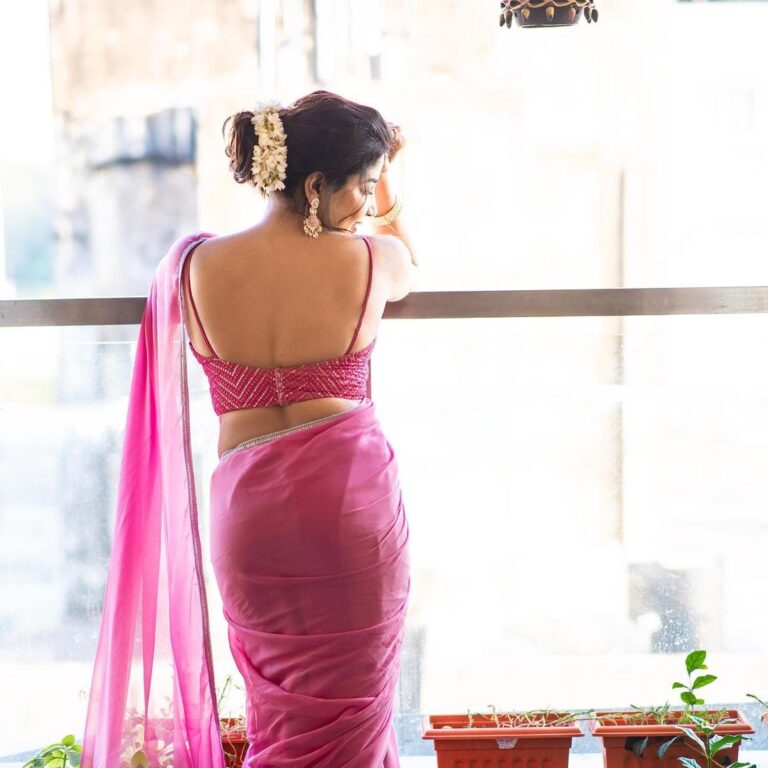 Sakshi Agarwal Instagram - She walked with the universe on her shoulder and made it look like a pair of wings💕 . @makeupbyvaishalikrishnan @sri_boutique_byprema @karthipalaniappan.photography @fineshinejewels . #pinksaree #funvibes #girlnextdoor Chennai, India