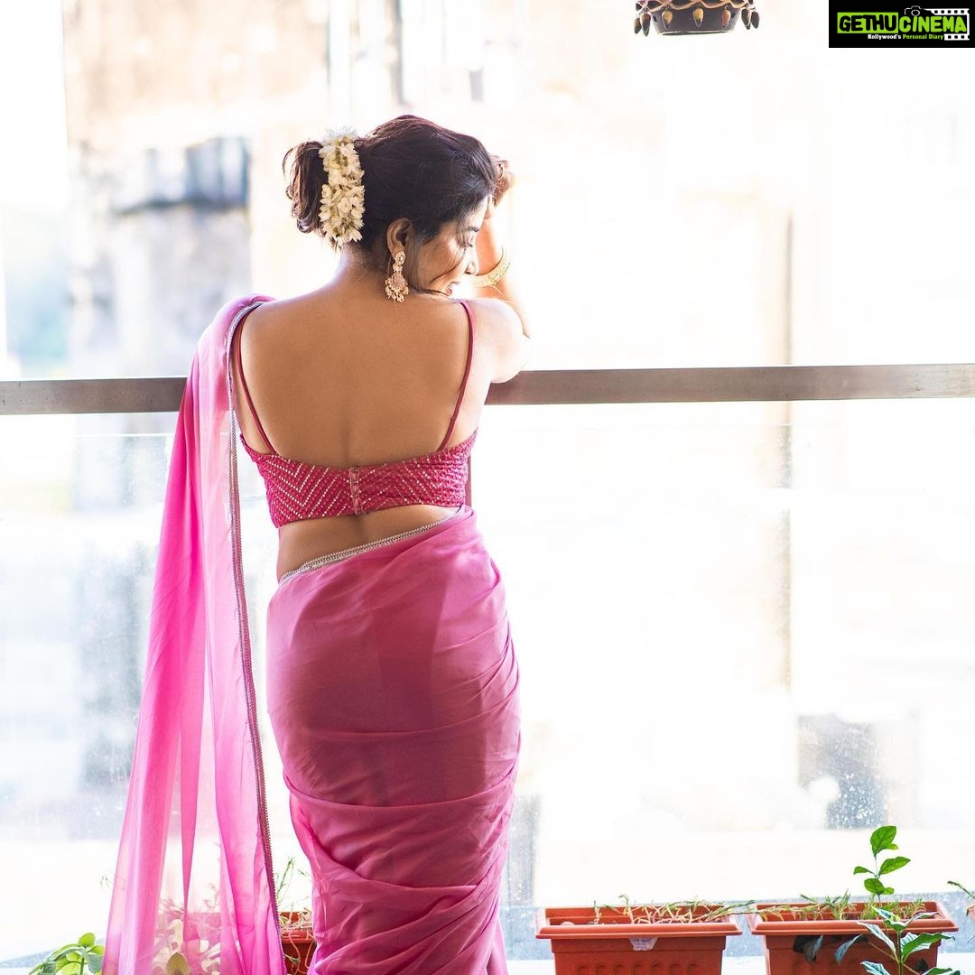 Sakshi Agarwal Instagram - She walked with the universe on her shoulder and made it look like a pair of wings💕 . @makeupbyvaishalikrishnan @sri_boutique_byprema @karthipalaniappan.photography @fineshinejewels . #pinksaree #funvibes #girlnextdoor Chennai, India