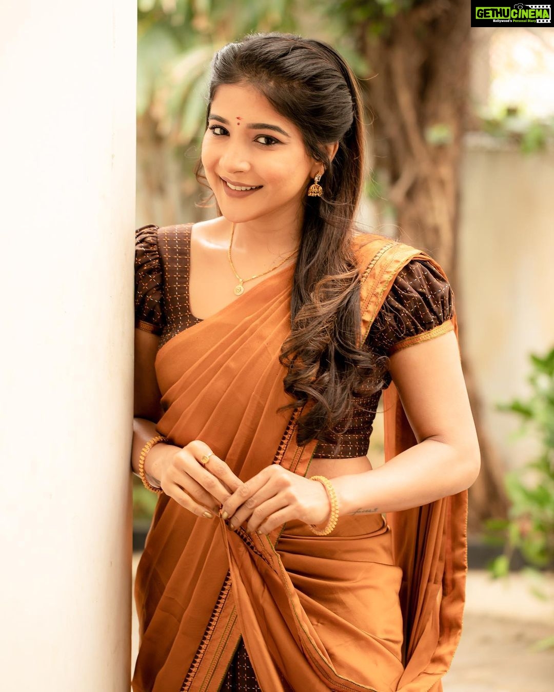 Sakshi Agarwal Instagram - How an outfit can change your entire look😋 . Costumes - @ivalinmabia Photographer - @camerasenthil Makeup - @priya_dharshini_makeupartist Shoot Organized by @rrajeshananda Chennai, India