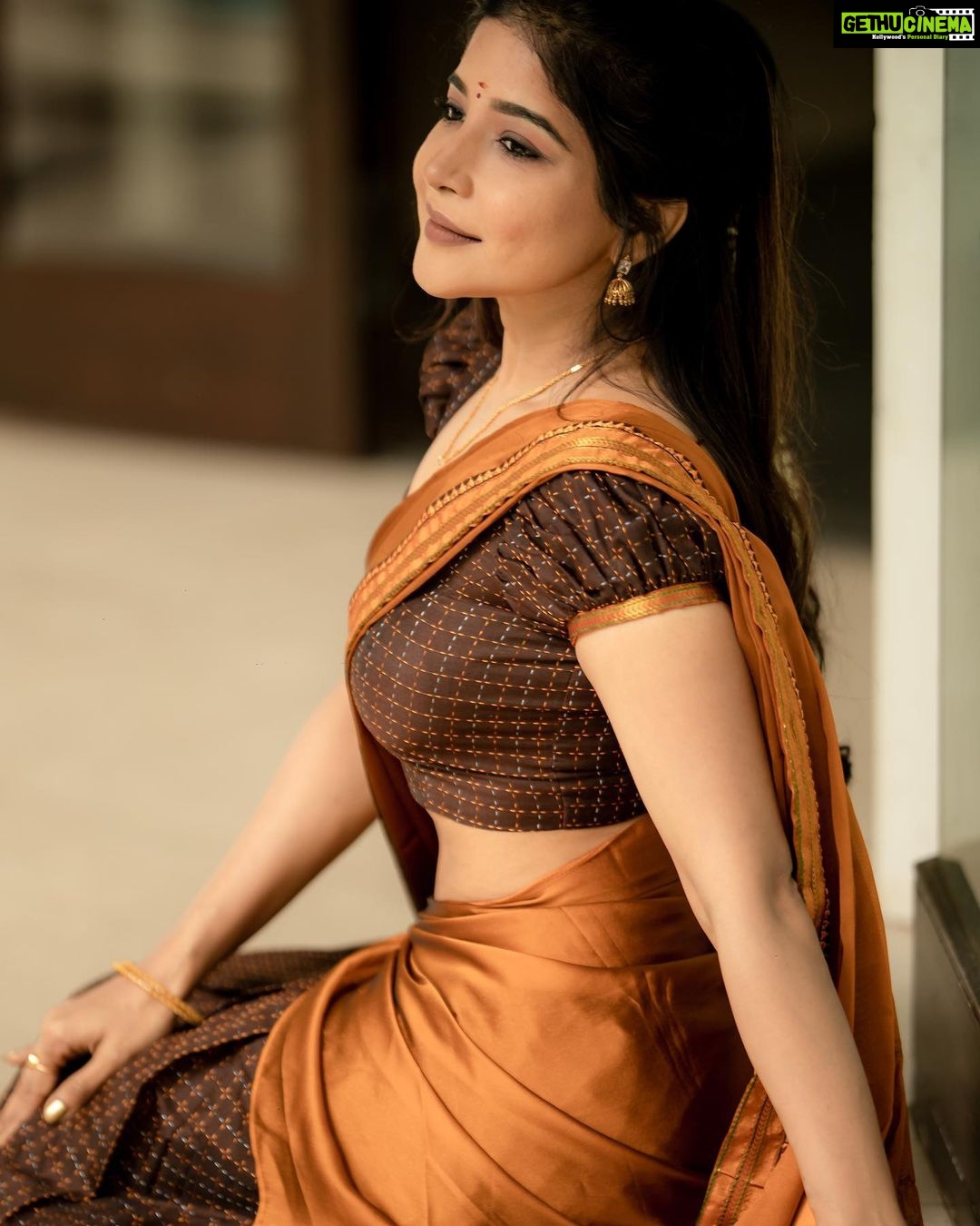 Sakshi Agarwal Instagram - Moments of beauty✨✨ . Costumes - @ivalinmabia Photographer - @camerasenthil Makeup - @priya_dharshini_makeupartist Shoot Organized by @rrajeshananda Chennai, India