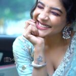 Sakshi Agarwal Instagram - Where shall I pick YOU up from💕💕A beautiful evening Long drive ku😍 . @murugeshmakeup_hair @sdduniqueboutique_97 @sathish_photography49 @fineshinejewels . #feelitreelit #carreels #instagramreels #funwhiletravelling #sareelove #trendingreels #trendingsongs #trendingaudio #foryou Chennai, India