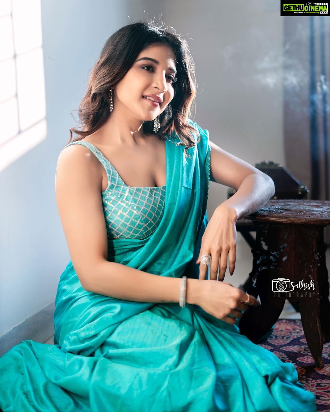 Sakshi Agarwal Instagram - Make your dreams happen✨✨ . @sathish_photography49 @fineshinejewels @makeupbyvaishalikrishnan @sri_boutique_byprema . #sareelove #sareestyle #sakshiagarwal #prettygirls #bluesaree Chennai, India