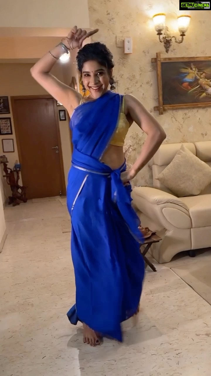 Sakshi Agarwal Instagram - Sunday morning fun❤️❤️Enjoying this weekend🔥 . @murugeshmakeup_hair #reelsinstagram #feelitreelit #dancereels #bagheera #naankadavulillai #sakshiagarwal #sareereels #bluesaree #thappankuthu . Chennai, India