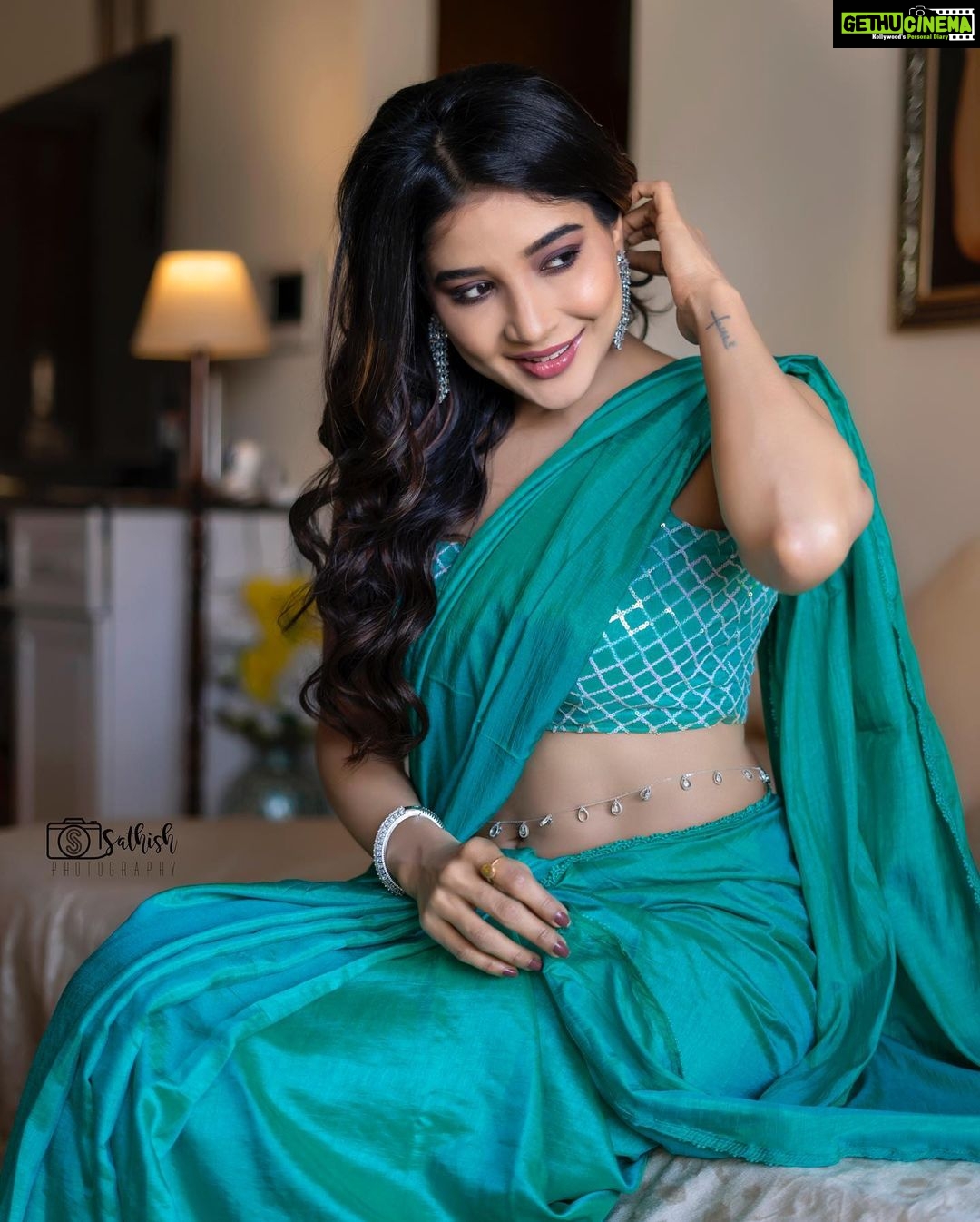 Sakshi Agarwal Instagram - Weekend eppadi poguthey?? . @sathish_photography49 @makeupbyvaishalikrishnan @fineshinejewels @sri_boutique_byprema . #happygirlsaretheprettiest #sareemyhappyspace #sareelove #sakshiagarwal Chennai, India