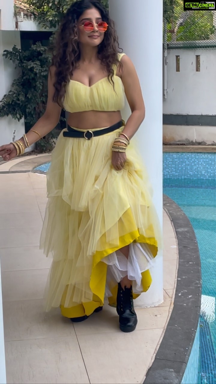 Sakshi Agarwal Instagram - Chumma oru transition reel๐๐ . @murugeshmakeup_hair @sindira_by_swethaindiran #transitionreels #instagramreels #reelitfeelit #yellowlehenga #indowestern #sakshiagarwal #kollywood