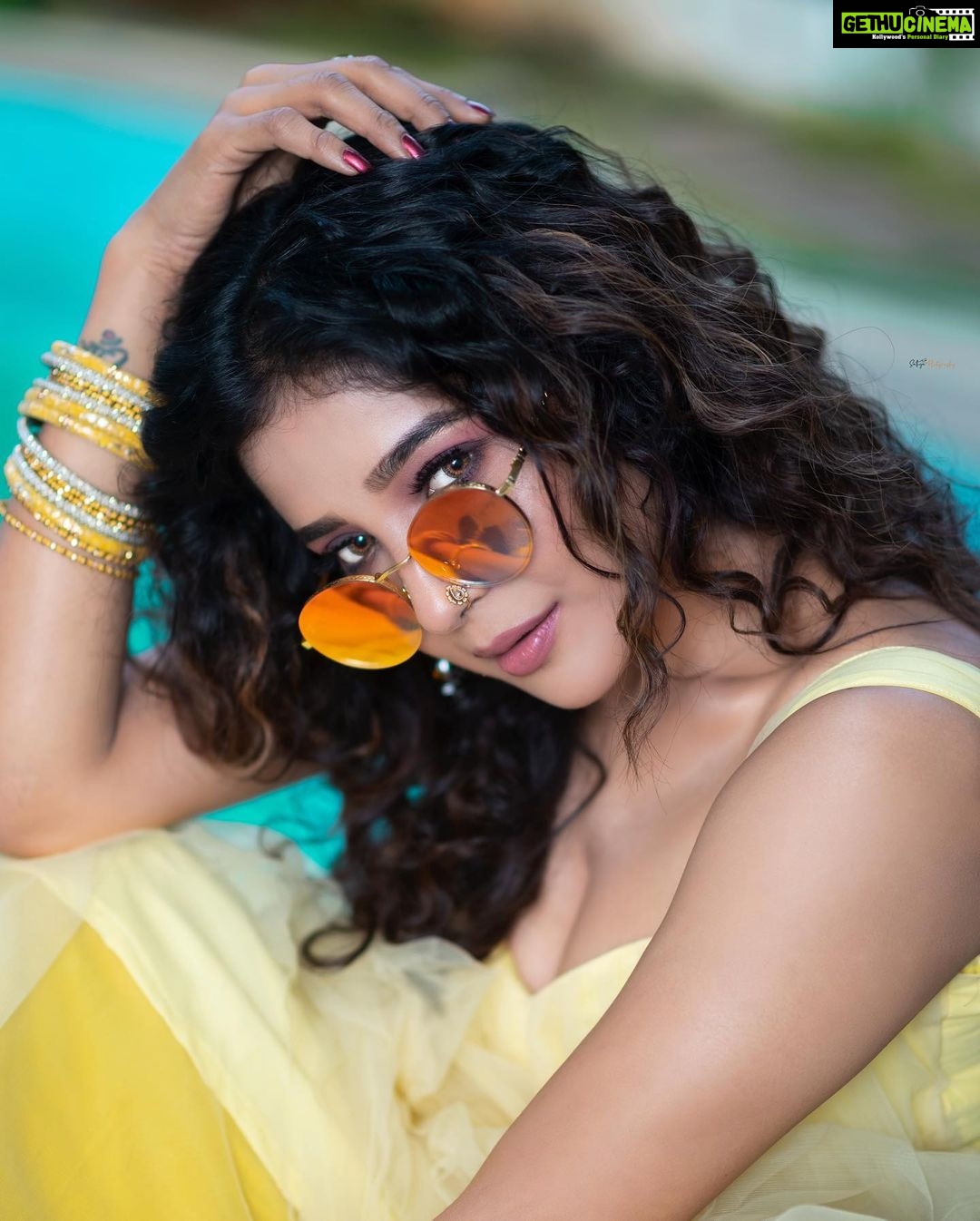Sakshi Agarwal Instagram - Hey you.. I am watching You💛 . @murugeshmakeup_hair @sathyaphotography3 @sindira_by_swethaindiran . #indowestern #lehenga #eyesonyou Chennai, India