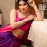 Sakshi Agarwal Instagram – Choose what helps your heart bloom💕
Wearing my Moms beautiful saree💕
.
@makeupbyvaishalikrishnan @imakeovers.in @karthipalaniappan.photography @fineshinejewels 

.
#sakshiagarwal #pattusaree #prettygirls Chennai, India