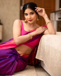 Sakshi Agarwal Instagram - Choose what helps your heart bloom💕 Wearing my Moms beautiful saree💕 . @makeupbyvaishalikrishnan @imakeovers.in @karthipalaniappan.photography @fineshinejewels . #sakshiagarwal #pattusaree #prettygirls Chennai, India