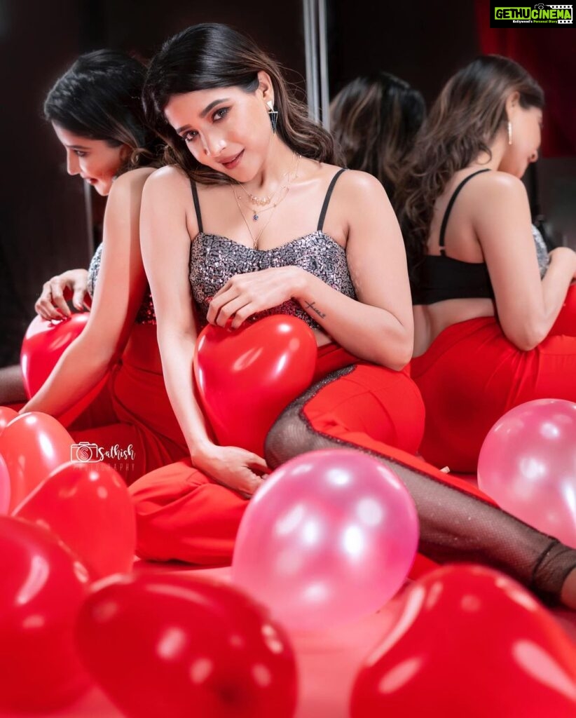 Sakshi Agarwal Instagram - Have to distract you on valentines day❤️ . Pics @sathish_photography49 Hmua @murugeshmakeup_hair Styling @sen_smily_girl Decor @grandsha_events . #valentinesday #valentinesspecial❤️ #hearts #sakshiagarwal