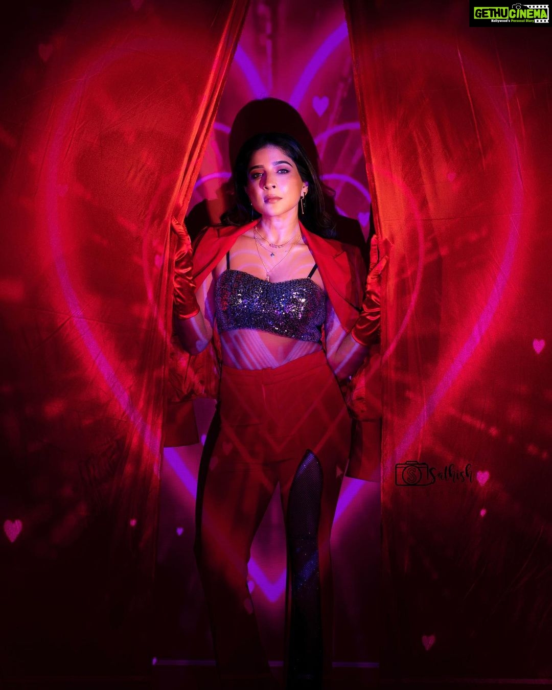 Sakshi Agarwal Instagram - Life gives us many things to be thankful for. I give thanks in my life for YOU❤️ . Wish you a very happy Valentines Day❤️ . Spread love and affection. The world needs it❤️ . Pics @sathish_photography49 Hmua @murugeshmakeup_hair Styling @sen_smily_girl Decor @grandsha_events . #valentinesday #valentinesspecial❤️ #hearts #sakshiagarwal Chennai, India