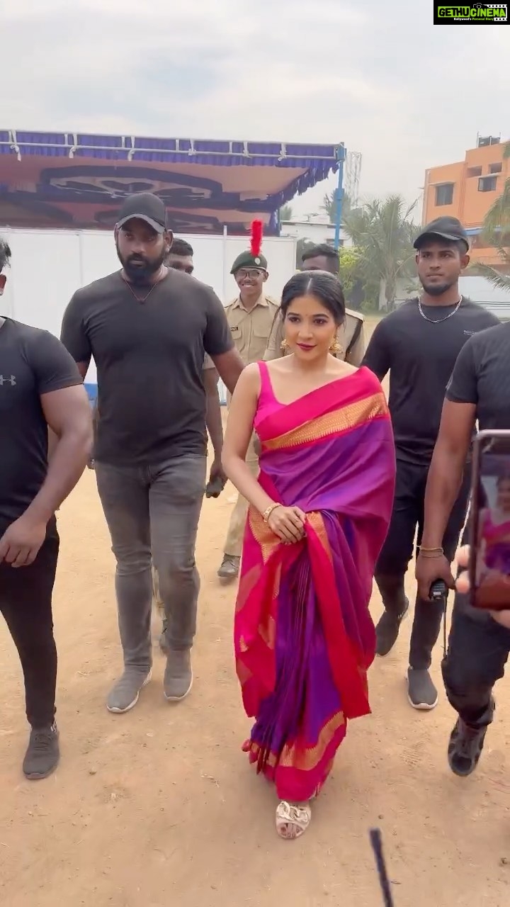 Sakshi Agarwal Instagram - All about yesterday 💕Loved the overwhelming response @dgvaishnav_college . #dgvaishnavcollege @makeupbyvaishalikrishnan @imakeovers.in . #instagramreels #reelsinstagram #feelitreelit #pattusaree #sareelove #transitionreels #mallipoo #sakshiagarwal #dgvaishnavcollege #bazaar Chennai, India