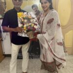 Sakshi Agarwal Instagram – Getting blessings from the man behind it all -Dir. SAC sir✨✨ @dir_sac 
@thondankani #saravanan @iam_ineya @iamsakshiagarwal #SiddharthVipin @trendmusicsouth @dir_sac @prosakthisaravanan
#NKI #NaanKadavulIllai #Samuthirakani #ineya #sakshiagarwal @winsun_pro Chennai, India