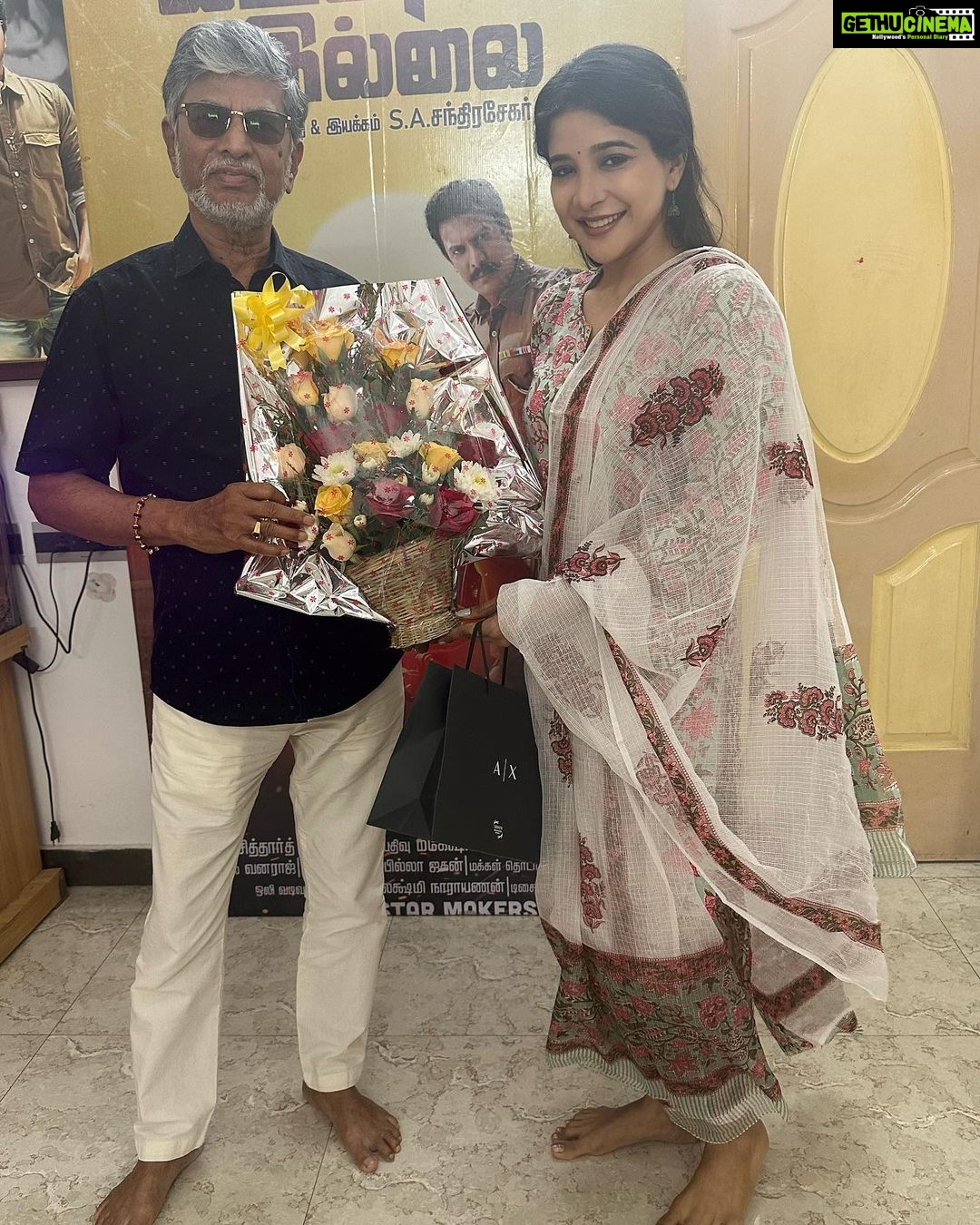 Sakshi Agarwal Instagram - Getting blessings from the man behind it all -Dir. SAC sir✨✨ @dir_sac @thondankani #saravanan @iam_ineya @iamsakshiagarwal #SiddharthVipin @trendmusicsouth @dir_sac @prosakthisaravanan #NKI #NaanKadavulIllai #Samuthirakani #ineya #sakshiagarwal @winsun_pro Chennai, India