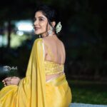 Sakshi Agarwal Instagram – Yea , I am loving the flowers😋
.
@sathish_photography49 @makeupbyvaishalikrishnan @imakeovers.in @be_unique_boutique_ @fineshinejewels 
.
#pressmeetlook #naankadavulillai #yellowsaree
.
@dir_sac @prosakthisaravanan Chennai, India
