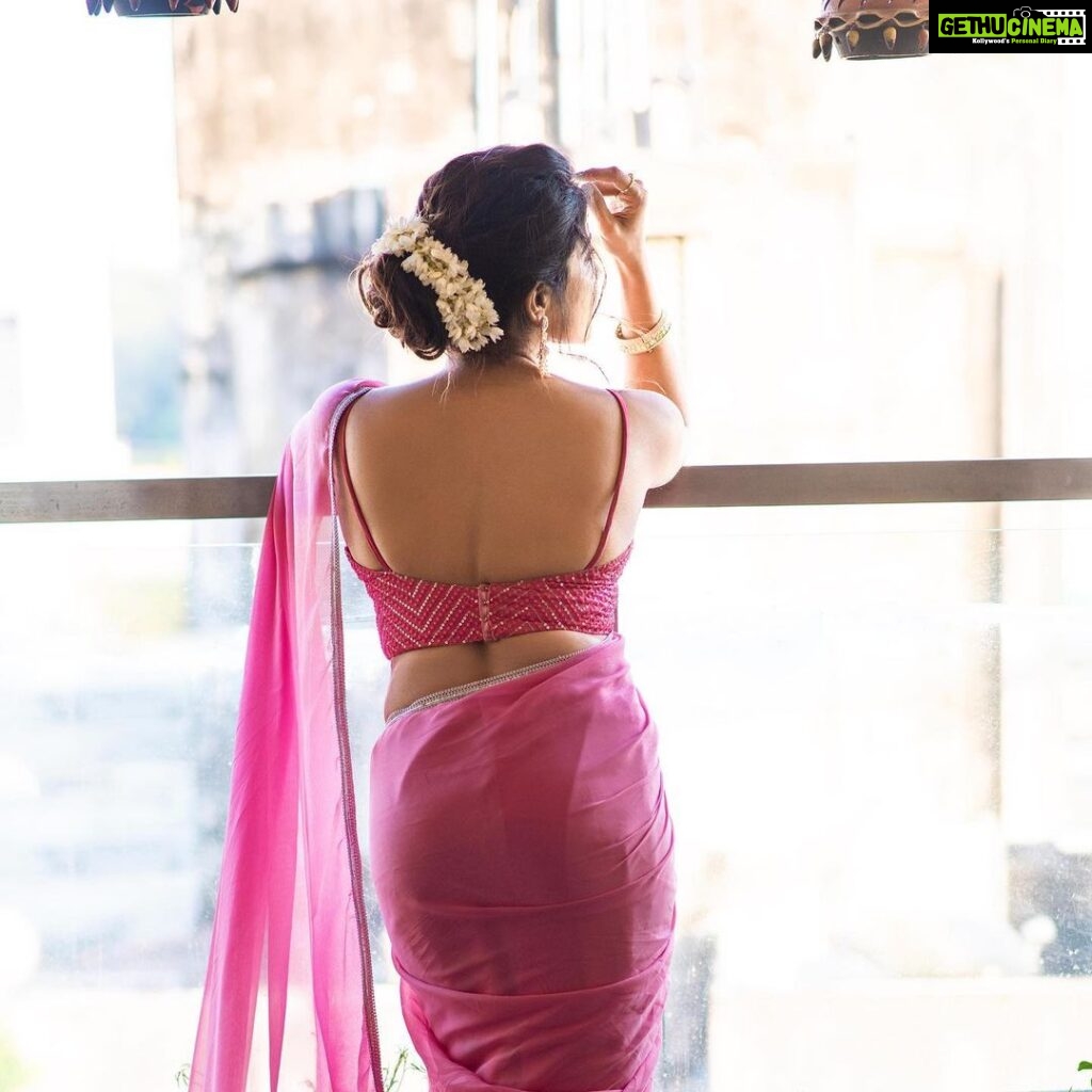 Sakshi Agarwal Instagram - She walked with the universe on her shoulder and made it look like a pair of wings💕 . @makeupbyvaishalikrishnan @sri_boutique_byprema @karthipalaniappan.photography @fineshinejewels . #pinksaree #funvibes #girlnextdoor Chennai, India
