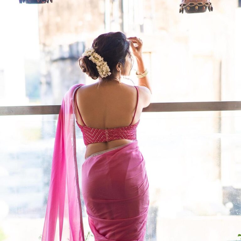 Sakshi Agarwal Instagram - She walked with the universe on her shoulder and made it look like a pair of wings💕 . @makeupbyvaishalikrishnan @sri_boutique_byprema @karthipalaniappan.photography @fineshinejewels . #pinksaree #funvibes #girlnextdoor Chennai, India
