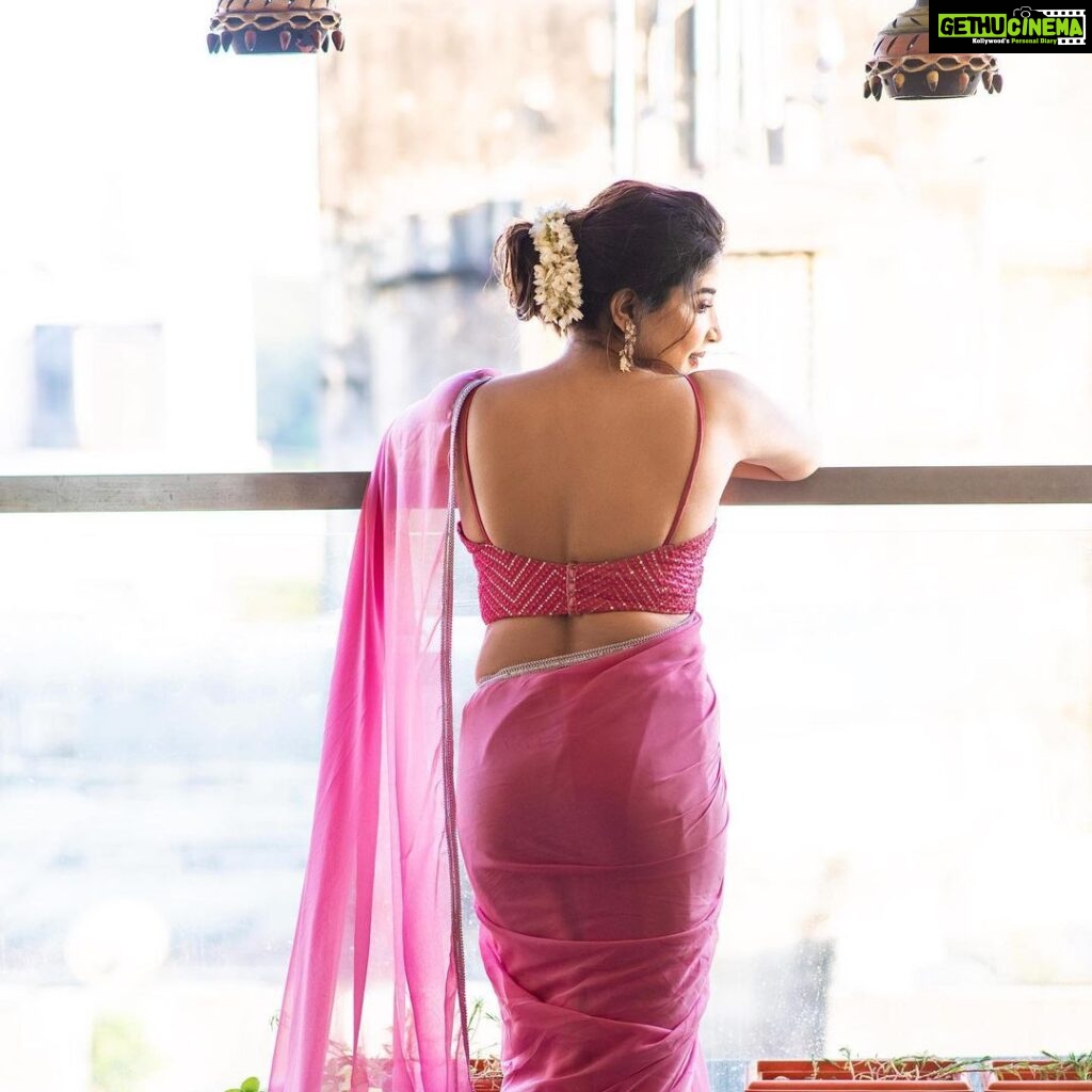 Sakshi Agarwal Instagram - She walked with the universe on her shoulder and made it look like a pair of wings💕 . @makeupbyvaishalikrishnan @sri_boutique_byprema @karthipalaniappan.photography @fineshinejewels . #pinksaree #funvibes #girlnextdoor Chennai, India