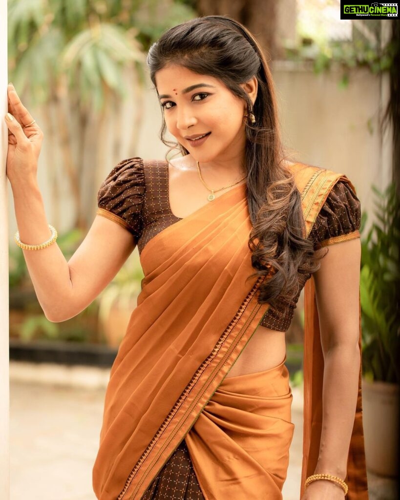 Sakshi Agarwal Instagram - How an outfit can change your entire look😋 . Costumes - @ivalinmabia Photographer - @camerasenthil Makeup - @priya_dharshini_makeupartist Shoot Organized by @rrajeshananda Chennai, India