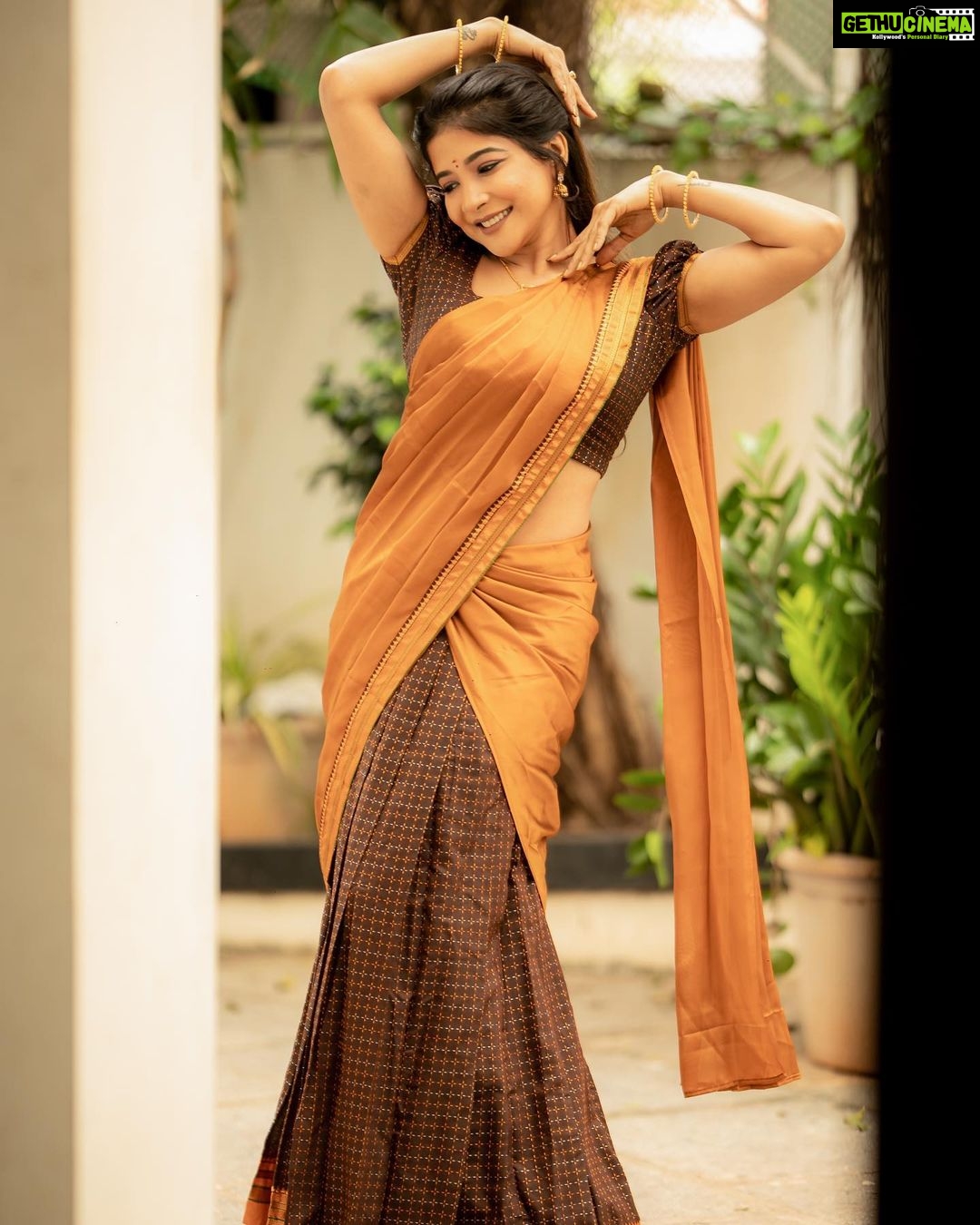 Sakshi Agarwal Instagram - How an outfit can change your entire look😋 . Costumes - @ivalinmabia Photographer - @camerasenthil Makeup - @priya_dharshini_makeupartist Shoot Organized by @rrajeshananda Chennai, India