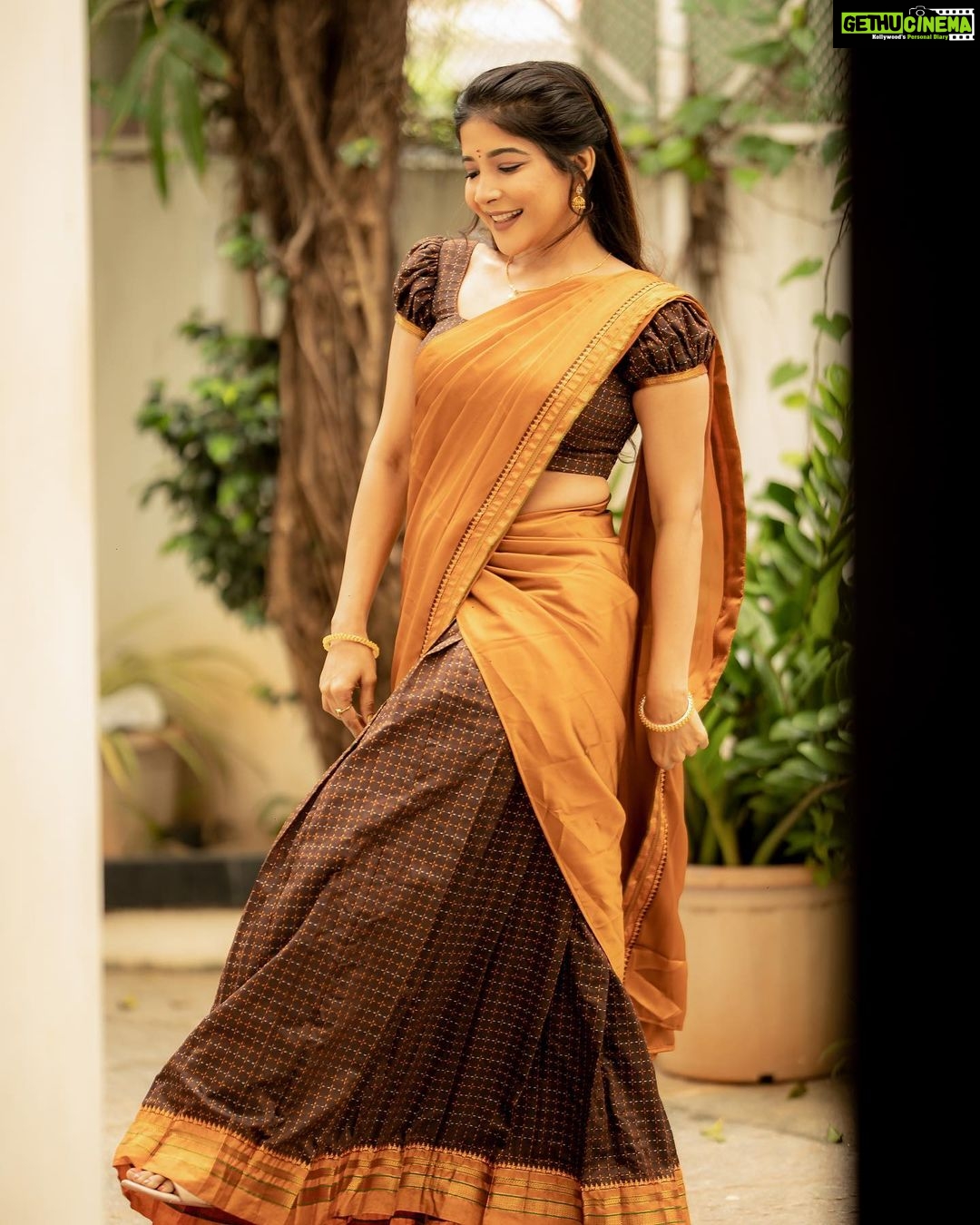 Sakshi Agarwal Instagram - How an outfit can change your entire look😋 . Costumes - @ivalinmabia Photographer - @camerasenthil Makeup - @priya_dharshini_makeupartist Shoot Organized by @rrajeshananda Chennai, India