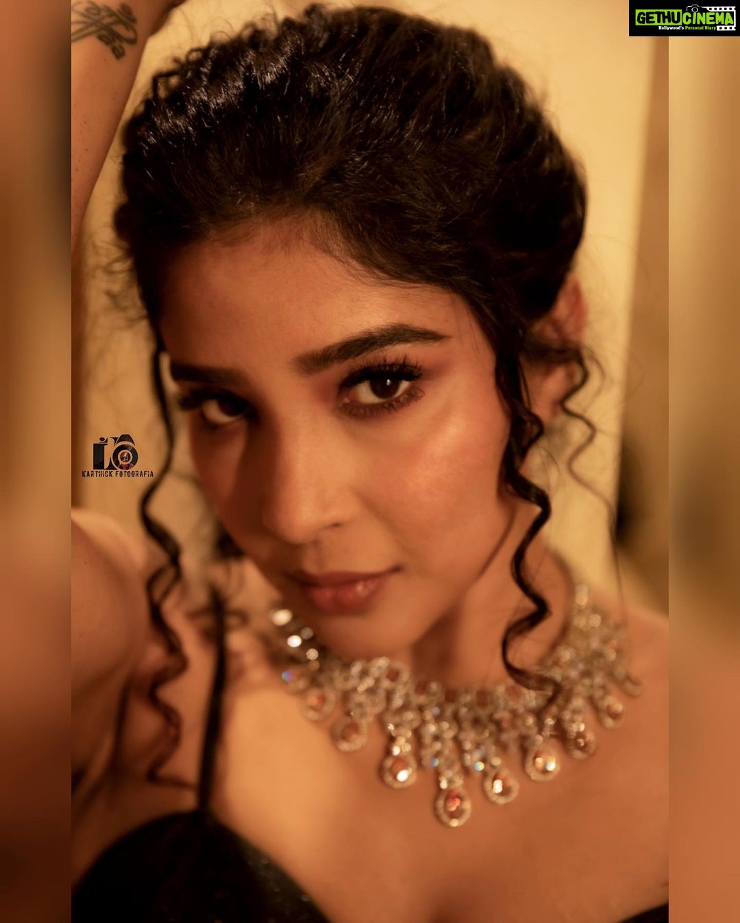 Sakshi Agarwal Instagram - … the next chapter of the story begins….. . @murugeshmakeup_hair @karthick_dhanush28 @sen_smily_girl @aaranyarentaljewellery @farhaa_makeupartist . #blackgown #redcarpetready #blackispower #sakshiagarwal Chennai, India