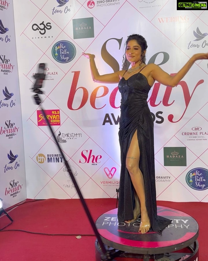 Sakshi Agarwal Instagram - About last night🔥 . Happy to have received the “Breakthrough actress of the year” from @she_india 🔥 . I thank my directors @dir_sac sir and @adhikravi for giving me #Naankadavulillai and #Bagheera✨ And my family and friends who have believed in my potential and given me unconditional love❤️ . #awardwinning #awardshow #shebeautyawards #sheawards . Thank you team @murugeshmakeup_hair @farhaa_makeupartist @sen_smily_girl @aaranyarentaljewellery Chennai, India