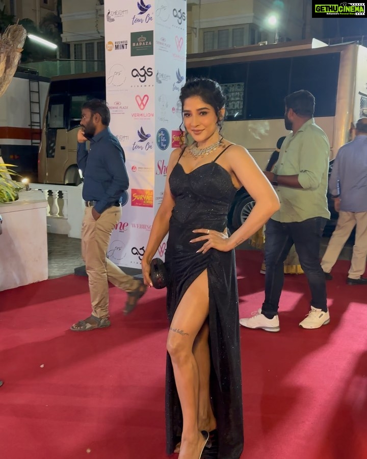 Sakshi Agarwal Instagram - About last night🔥 . Happy to have received the “Breakthrough actress of the year” from @she_india 🔥 . I thank my directors @dir_sac sir and @adhikravi for giving me #Naankadavulillai and #Bagheera✨ And my family and friends who have believed in my potential and given me unconditional love❤️ . #awardwinning #awardshow #shebeautyawards #sheawards . Thank you team @murugeshmakeup_hair @farhaa_makeupartist @sen_smily_girl @aaranyarentaljewellery Chennai, India