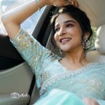 Sakshi Agarwal Instagram - Long drive polama? . #sakshiagarwal #carfun #carphotoshoot #sareelove . @murugeshmakeup_hair @sathish_photography49 @fineshinejewels @sdduniqueboutique_97 Chennai, India
