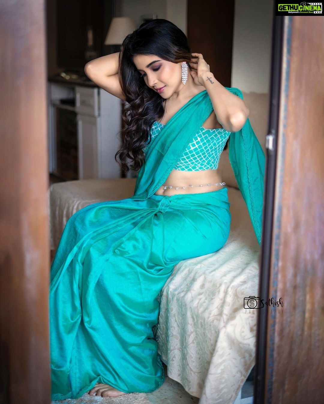 Sakshi Agarwal Instagram - Weekend eppadi poguthey?? . @sathish_photography49 @makeupbyvaishalikrishnan @fineshinejewels @sri_boutique_byprema . #happygirlsaretheprettiest #sareemyhappyspace #sareelove #sakshiagarwal Chennai, India