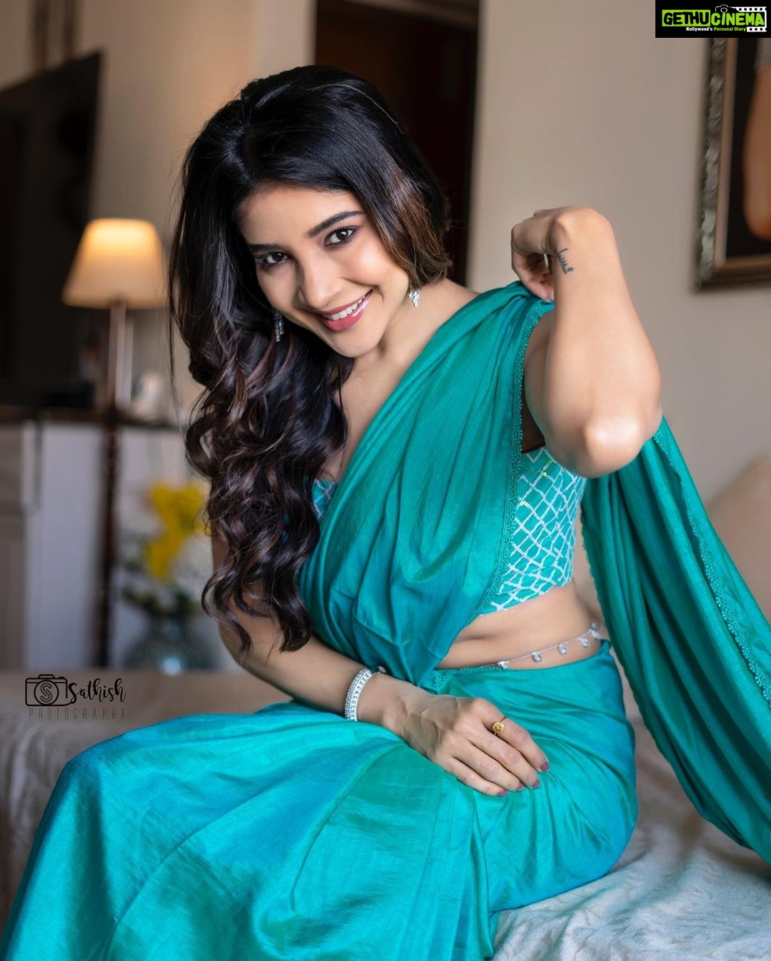 Sakshi Agarwal Instagram - Weekend eppadi poguthey?? . @sathish_photography49 @makeupbyvaishalikrishnan @fineshinejewels @sri_boutique_byprema . #happygirlsaretheprettiest #sareemyhappyspace #sareelove #sakshiagarwal Chennai, India